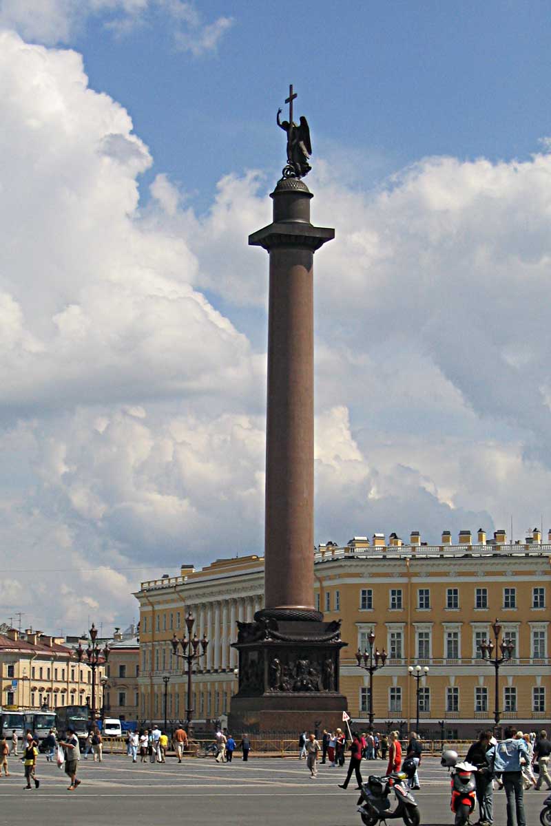 Дворцовая площадь. Александровская колонна –<br>воздвигнута в память о победе в войне с Наполеоном 1812 года