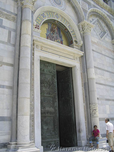 Pisa. La porte del Duomo