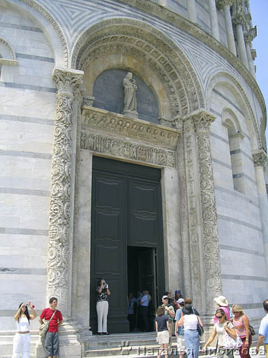 Pisa. La porta del Battistero