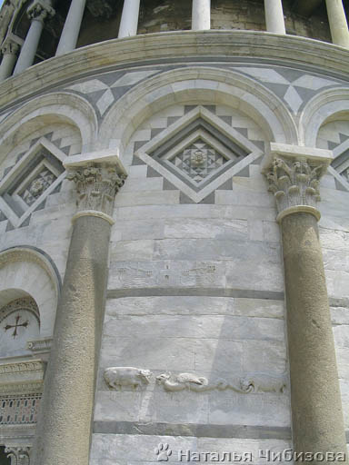 Pisa. La Torre Pendente. Gli elementi architettonichi