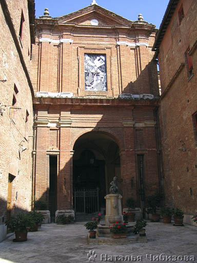 Sienna. La chiesa della contrada di Lumaca