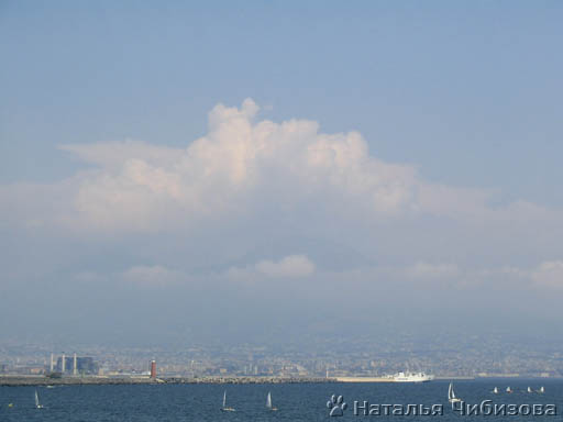 Napoli. La veduta di Vesuvio
