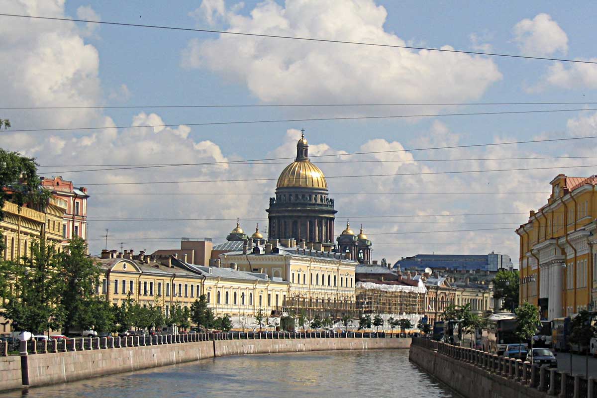 La veduta della Cattedrale d'Isaac dal fiume Moica