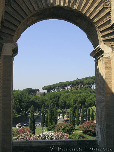 Roma. La veduta dall'arcata del Colosseo