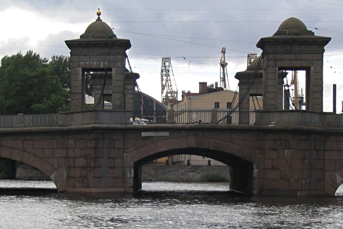 The bridge Staro–Kalinkin. In the XIX century the river Fontanka was boatable and the middle part of the bridge went up on the chains to let ships