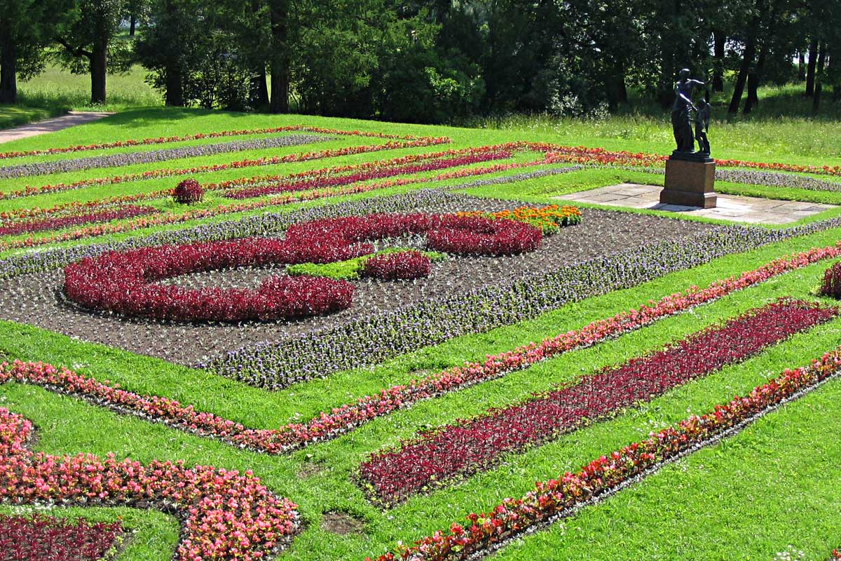 Pushkin. The flowerbed with the cipher of Elizabeth Petrovna