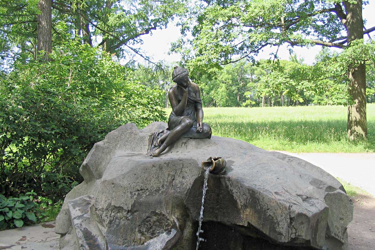 Pushkin. The fountain «A girl with the broken jug»