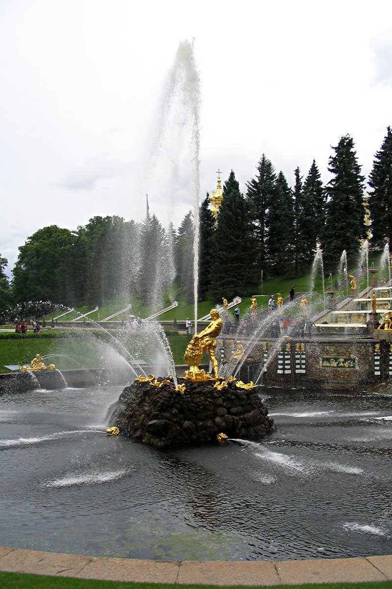 Petergof. La fontana «Sansone»