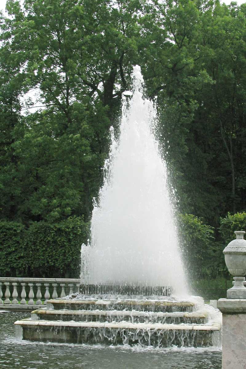 Petergof. La fontana «Piramide»